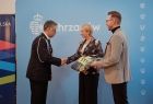 Iwona Gibas z Zarządu Województwa Małopolskiego oraz burmistrz Chrzanowa Robert Maciaszek wręczający sprzęt oraz składający gratulacje strażakom ochotnikom z terenu gminy Chrzanów