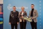 Iwona Gibas z Zarządu Województwa Małopolskiego oraz burmistrz Chrzanowa Robert Maciaszek podczas uroczystego, symbolicznego przekazania sprzętu strażackiego w Urzędzie Miejskim w Chrzanowie