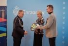 Iwona Gibas z Zarządu Województwa Małopolskiego oraz burmistrz Chrzanowa Robert Maciaszek przekazujący zakupiony przez samorządy sprzęt, w tym specjalistyczne ubrania, strażakom ochotnikom