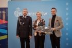 Iwona Gibas z Zarządu Województwa Małopolskiego oraz burmistrz Chrzanowa Robert Maciaszek przekazujący zakupiony przez samorządy sprzęt, w tym specjalistyczne ubrania, strażakom ochotnikom