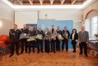 Pamiątkowe zdjęcie. Iwona Gibas z Zarządu Województwa Małopolskiego oraz burmistrz Chrzanowa Robert Maciaszek wraz ze strażakami ochotnikami z terenu gminy Chrzanów