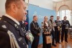 Iwona Gibas z Zarządu Województwa Małopolskiego oraz burmistrz Chrzanowa Robert Maciaszek wraz ze strażakami ochotnikami z terenu gminy Chrzanów
