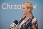 Iwona Gibas z Zarządu Województwa Małopolskiego podczas rozmowy z przedstawicielami prasy