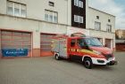 Nowy lekki wóz bojowy, pojazd ratowniczo-gaśniczy, zaparkowany przed remizą Ochotniczej Straży Pożarnej w Oświęcimiu 