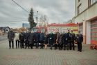 Zdjęcie pamiątkowe z udziałem strażaków i samorządowców, stojących wspólnie przed remizą OSP Oświęcim, z okazji przekazania tej jednostce nowego samochodu ratowniczo-gaśniczego