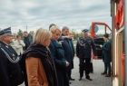 Iwona Gibas z Zarządu Województwa Małopolskiego, radna województwa Sylwia Żak-Biesik oraz strażacy i lokalni samorządowcy podczas prezentacji nowego pojazdu dla OSP Oświęcim 