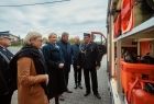 Iwona Gibas z Zarządu Województwa Małopolskiego, radna województwa Sylwia Żak-Biesik oraz strażacy i lokalni samorządowcy podczas prezentacji nowego pojazdu dla OSP Oświęcim 