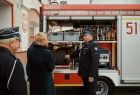 Iwona Gibas z zarządu województwa w trakcie rozmowy z Wojciechem Chrzanem, naczelnikiem OSP Oświęcim