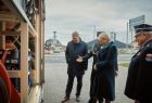 Iwona Gibas z zarządu województwa oraz prezydent Oświęcimia Janusz Chwierut oglądający nowy pojazd Ochotniczej Straży Pożarnej w Oświęcimiu