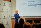 Iwona Gibas z zarządu województwa zwraca się do zebranych