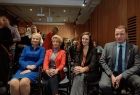 Iwona Gibas z zarządu województwa oraz dyrektor Dawid Puszko wraz z prelegentami i przedstawicielami organizacji pozarządowych