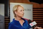Iwona Gibas z zarządu województwa udzielająca wywiadu reporterowi telewizji Małopolska 
