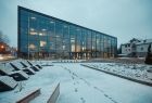 Manufaktura Trzebinia, nowoczesna, przeszkolona, prostokątna bryła kilkukondygnacyjnego obiektu, który został otwarty w Trzebini 