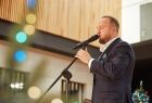 Mężczyzna mówiący lub śpiewający do mikrofonu