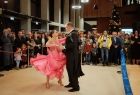 Para taneczna, mężczyzna we fraku, kobieta w zwiewnej różowej sukni, występujący przed publicznością podczas otwarcia nowego gmachu