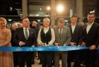 Iwona Gibas z zarządu województwa, burmistrz Trzebini Jarosław Okoczuk oraz specjalni goście zaproszeni do przecięcia szerokiej błękitnej wstęgi z okazji otwarcia budynku