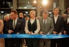 Iwona Gibas z zarządu województwa, burmistrz Trzebini Jarosław Okoczuk oraz specjalni goście zaproszeni do przecięcia szerokiej błękitnej wstęgi z okazji otwarcia budynku