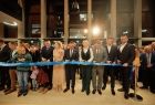 Iwona Gibas z zarządu województwa, burmistrz Trzebini Jarosław Okoczuk oraz kilkanaście osób przygotowujących się do przecięcia symbolicznej wstęgi z okazji otwarcia budynku