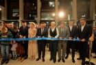 Iwona Gibas z zarządu województwa, burmistrz Trzebini Jarosław Okoczuk oraz kilkanaście osób przygotowujących się do przecięcia symbolicznej wstęgi z okazji otwarcia budynku