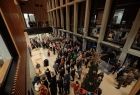 Widok na obszerną aulę nowego obiektu i frontową przeszkloną w całości ścianę