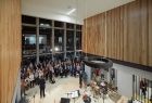 Nowoczesne wnętrza nowego gmachu w Trzebini oraz osoby biorące udział w otwarciu budynku