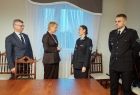 Iwona Gibas z Zarządu Województwa Małopolskiego podczas rozmowy ze strażakami oraz wójtem gminy Osiek