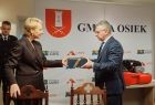 Iwona Gibas z zarządu województwa przekazująca symboliczny świąteczny upominek wójtowi Osieka