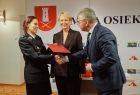 Wójt gmin Osiek Marek Jasiński, prezeska miejscowej OSP oraz Iwona Gibas z zarządu województwa. Przekazanie umowy dla strażaków ochotników