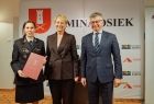 Iwona Gibas z Zarządu Województwa Małopolskiego, wójt Osieka Marek Jasiński i prezeska OSP Głębowice 
