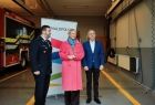 Iwona Gibas z Zarządu Województwa Małopolskiego, wójt Przeciszowa Tomasz Kosowski i Rafał Madeja, prezes OSP Przeciszów stojący w garażu remizy strażackiej OSP Przeciszów