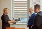 Iwona Gibas z zarządu województwa przekazuje symboliczny świąteczny upominek wójtowi Przeciszowa Tomaszowi Kosowskiemu oraz prezesowi OSP Przeciszów Rafałowi Madei 