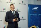 Głos zabiera prezes spółki Koleje Małopolskie Radosław Włoszek