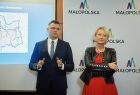 Iwona Gibas z Zarządu Województwa Małopolskiego oraz prezes Kolei Małopolskich Radosław Włoszek