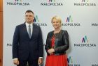 Iwona Gibas z Zarządu Województwa Małopolskiego oraz prezes spółki Koleje Małopolskie Radosław Włoszek 