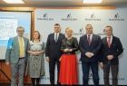 Pamiątkowe wspólne zdjęcie. Iwona Gibas z zarządu województwa, prezes Kolei Małopolskich Radosław Włoszek oraz radni i społecznicy z terenu Oświęcimia i powiatu oświęcimskiego