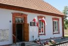 Historyczny budynek w Brzeszczach Borze, którym opiekuje się Fundacja Pobliskie Miejsca Pamięci Auschwitz-Birkenau