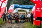 uczestnicy marszu przed bramą startową 