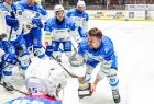 Kapitan Krystian Dziubiński wznosi trofeum do góry
