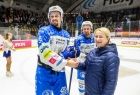 Iwona Gibas gratuluje hokeiście Unii