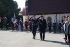 Dwaj strażacy salutujący.