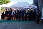 Grupa osób stojących na baczność.