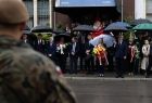 Wicemarszałek Józef Gawron wśród innych delegacji z wieńcami.