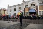Wicemarszałek Józef Gawron niosący wieniec.