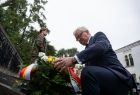 Wicemarszałek Józef Gawron składa wieniec.