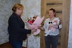 Marta Mordarska wręcza bukiet kwiatów 