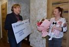 Marta Mordarska wręcza bukiet kwiatów
