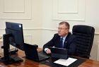Wicemarszałek siedzi podczas rady.