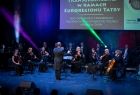 Orkiestra smyczkowa na scenie.