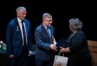 Wicemarszałek Witold Kozłowski odbiera upominek.