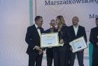 Uczestnicy gali stoją i rozmawiają.